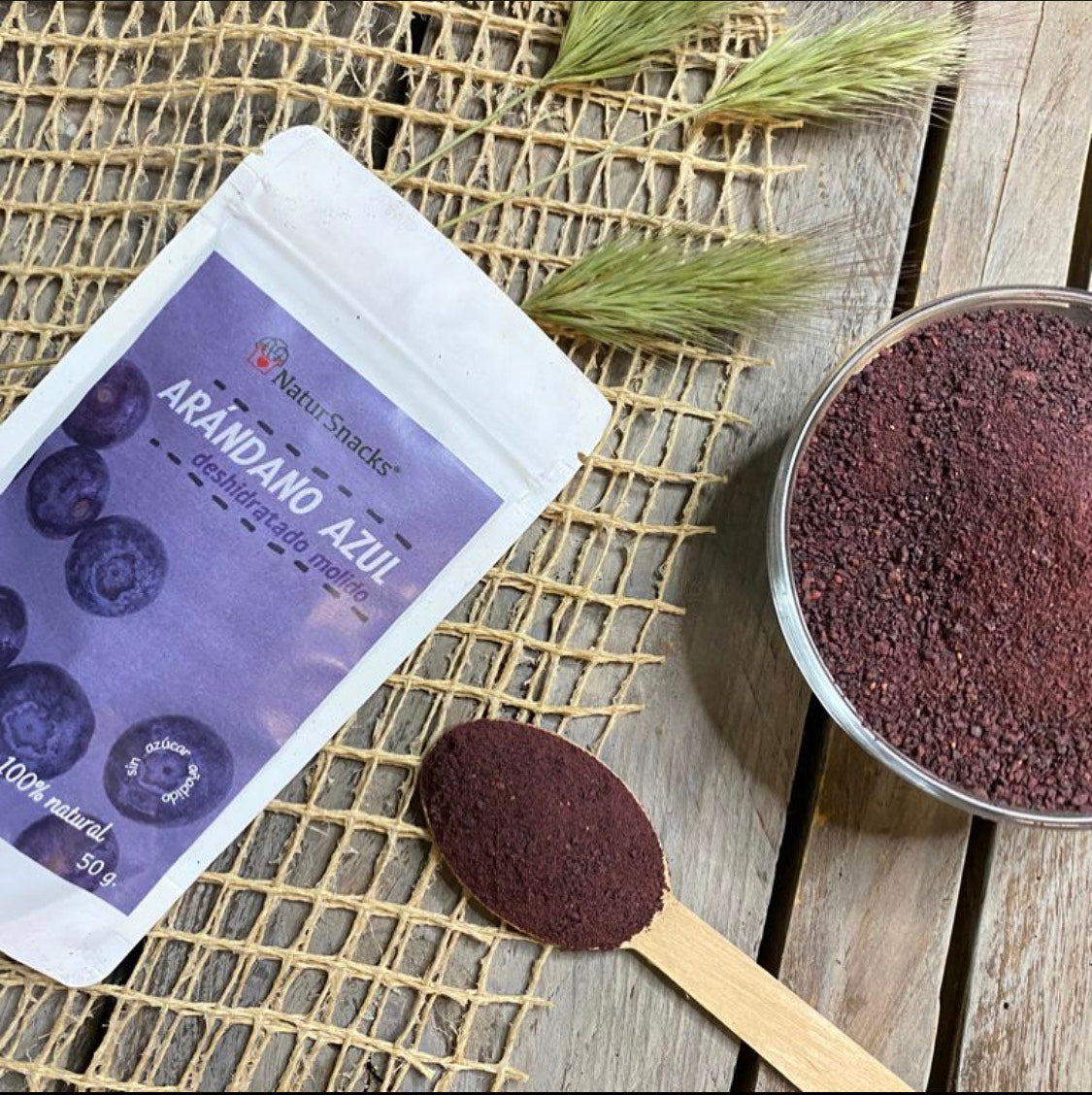Polvo de arándano azul molido 100% natural perfecto para incluir en recetas como ensaladas, bizcochos, yogures, helados naturales.