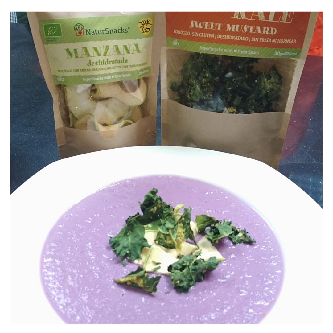 Receta saludable de crema de lombarda con manzana deshidratada sin azúcar y chips de kale de mostaza miel. 