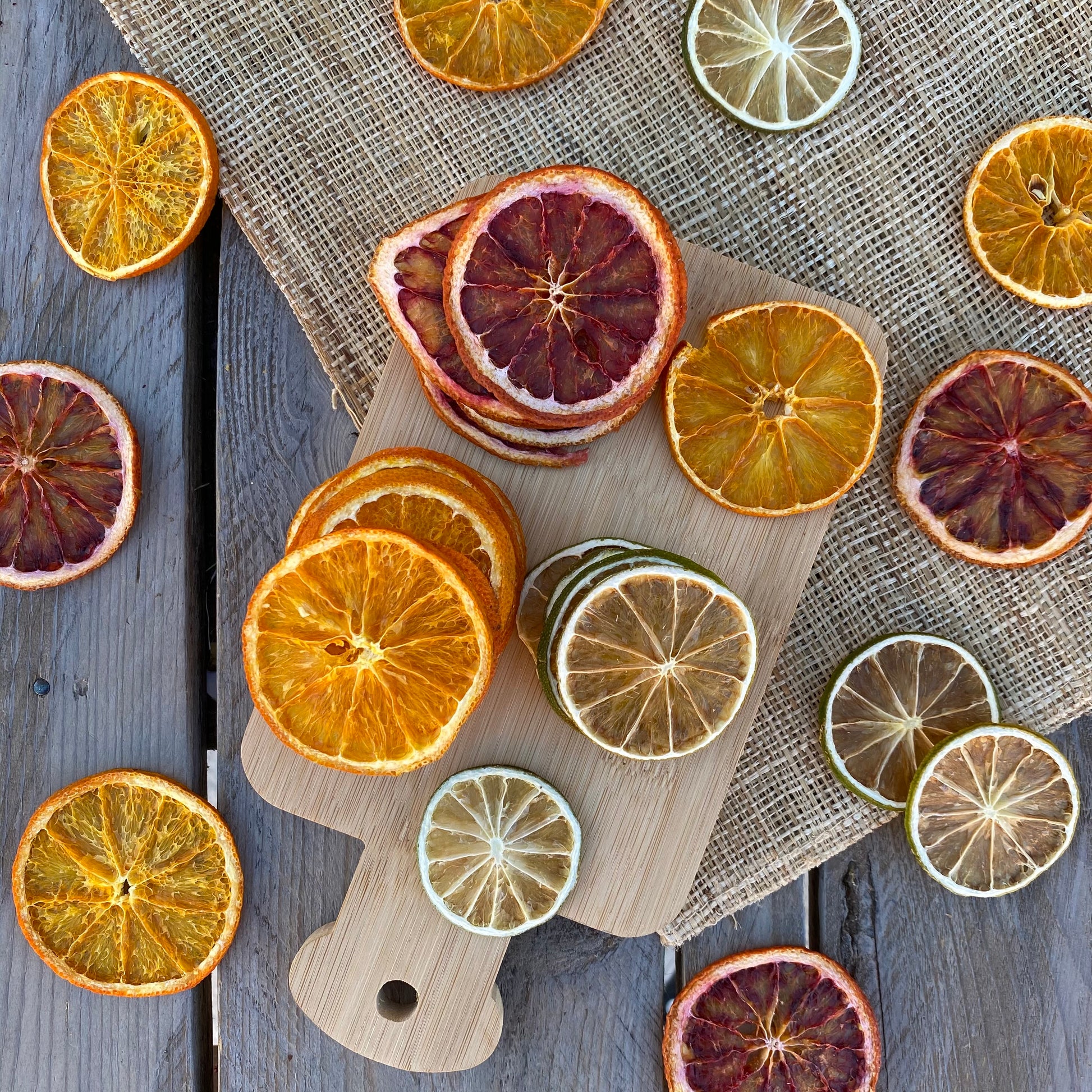 Rodajas de fruta deshidratada especial coctelería: naranja con corteza deshidratada, naranja sanguina deshidratada y lima deshidratada. Fruta 100% natural para tus preparaciones y bebidas